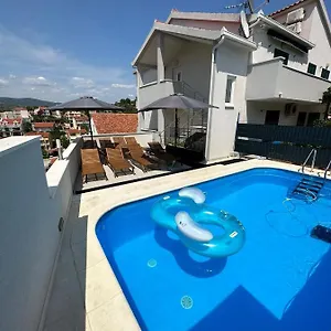 Milena-with A Pool Apartament
